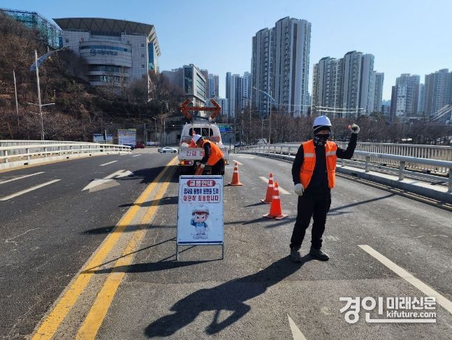 안양시 관계자가 도로 포트홀 복구작업을 하고 있다. <사진=안양시>