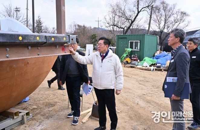 전진선 양평군수(왼쪽 2번째)가 배다리 공사 현장을 방문해 둘러보고 있다. <사진=양평군>