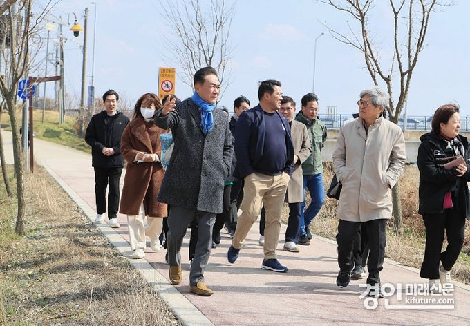 정장선 평택시장이 ‘내가 시장이라면!’ 제안 사업 현장을 둘러보고 있다. <사진=평택시>