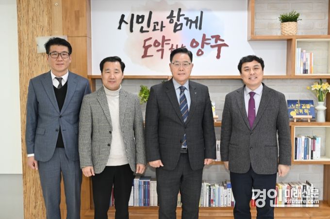 경기도의회 김민호 의원이 양주시 ‘협약형 특성화고’ 육성을 위한 업무협약식에서 관계자들과 기념촬영을 하고 있다. <사진=경기도의회>