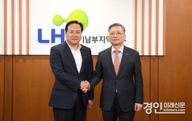 이권재 오산시장(왼쪽)이 LH경기남부지역본부를 방문해 이한준 LH사장과 반갑게 악수를 하고 있다. <사진=오산시> 