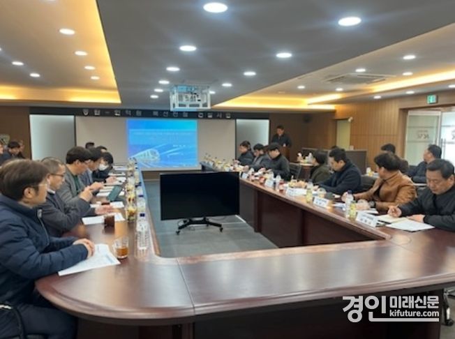 경기도가 ‘인덕원~동탄 복선전철 건설공사’ 실무협의회를 개최하고 있다. <사진=경기도>