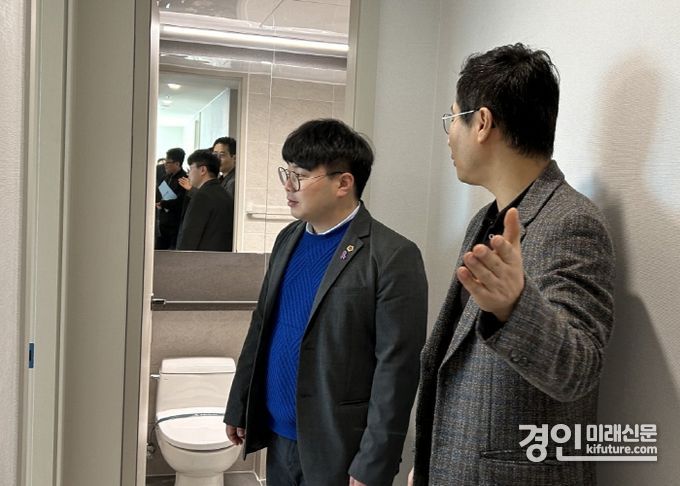 유호준 경기도의원(왼쪽)이 다산신도시 진건A3블럭 하자처리 현장을 점검하고 있다. <사진=경기도의회>