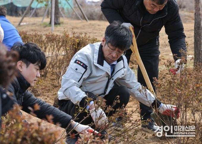 유승영 평택시의회 의장(가운데)이 나무를 심고 있다. <사진=평택시의회>
