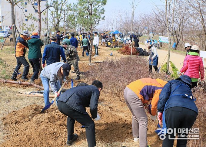 평택시가 시민과 함께하는 나무심기 행사를 개최하고 있다. <사진=평택시>