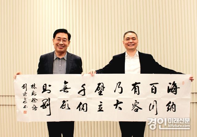 전진선 양평군수가 조장시 첫 공식일정으로 좌문 부시장과 환담하고 기념촬영을 하고 있다. <사진=양평군>