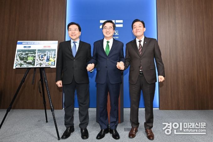 이재준 시장(오른쪽부터), 김동연 경기도지사, 김세용 경기주택도시공사 사장이 함께하고 있다. <사진=수원시>