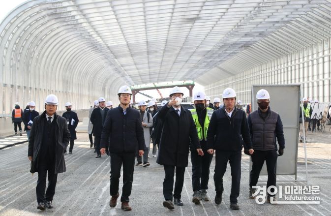 화성시 관계자들이 경부고속도로 상행선 개통 상황을 점검하고 있다. <사진=화성시>