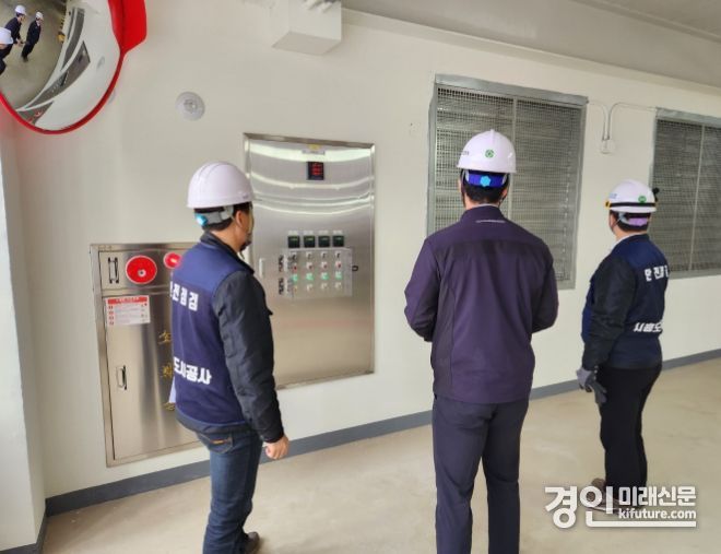 시흥도시공사가 신규 인수 공영주차장 안전관리실태를 합동 점검하고 있다. <사진=시흥시도시공사>