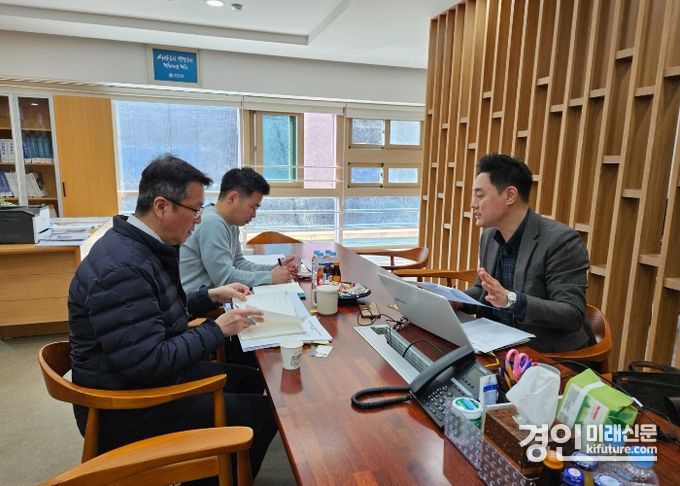 오석규 의원이 특별교통수단 불편해소를 위한 대책으로 바우처택시 활성화에 대해 논의하고 있다. <사진=경기도교육청>