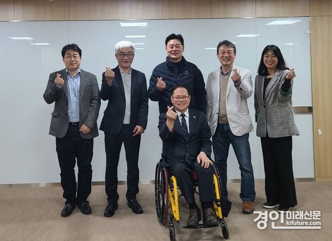 최종현 경기도의원이 경기도 장기요양기관 돌봄인증 조례 제정에 대해 논의한 가운데 관계자들과 기념촬영을 하고 있다. <사진=경기도의회>
