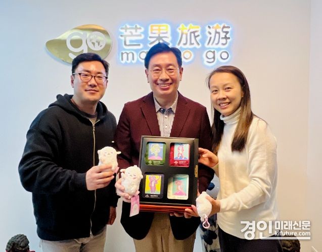전진선 군수(가운데)가 강쑤성 천마 국제관광유한공사를 방문해 관계자들과 기념촬영을 하고 있다. <사진=양평군>