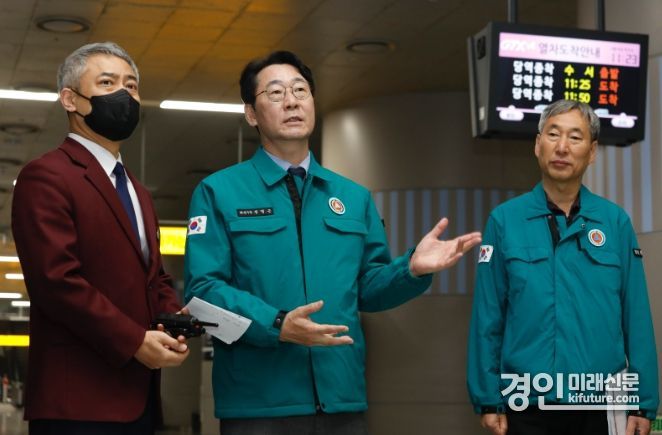 정명근 화성시장(가운데)이 동탄역 GTX-A 현장을 점검하고 있다. <사진=화성시>