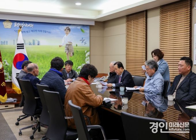평택시의회 유승영 의장이 평택시발전협의회와 간담회를 갖고 있다. <사진=평택시의회>