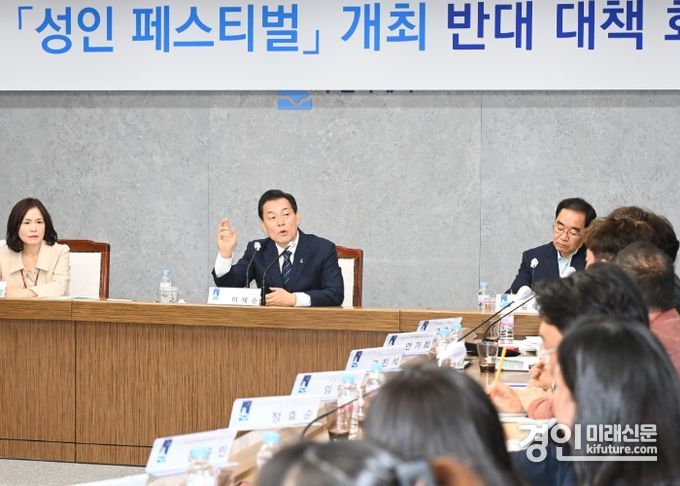 이재준 수원시장(왼쪽 2번째)이 성인페스티벌 행사에 대해 발언을 하고 있다. <사진=수원시>