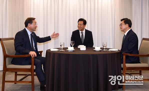 유정복 인천광역시장이 지난해 11월 서울 프레스센터에서 오세훈 서울시장, 김동연 깅기도지사(왼쪽부터)와 회동하고 있다. <사진=인천시>