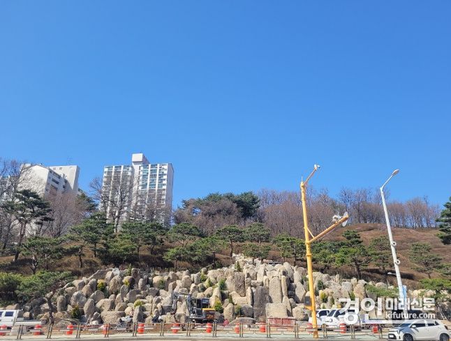 군포시가 철죽폭포를 자연스럽게 물이 흐르는 디자인으로 변경한 모습. <사진=군포시>