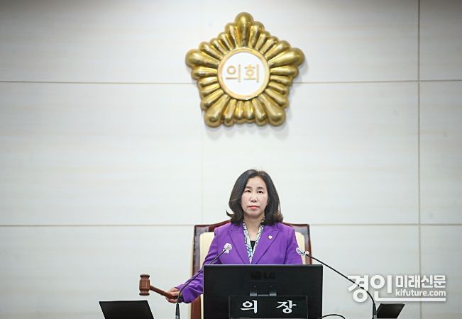 김경희 화성시의회 의장이 제230회 임시회 제1차 본회의 의사봉 타봉 하고 있다. <사진=화성시의회>
