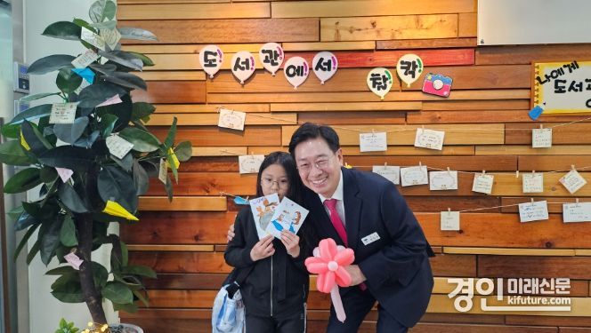 전진선 양평군수(오른쪽)가 도서관을 방문한 어린이와 기념촬영을 하고 있다. <사진=양평군>