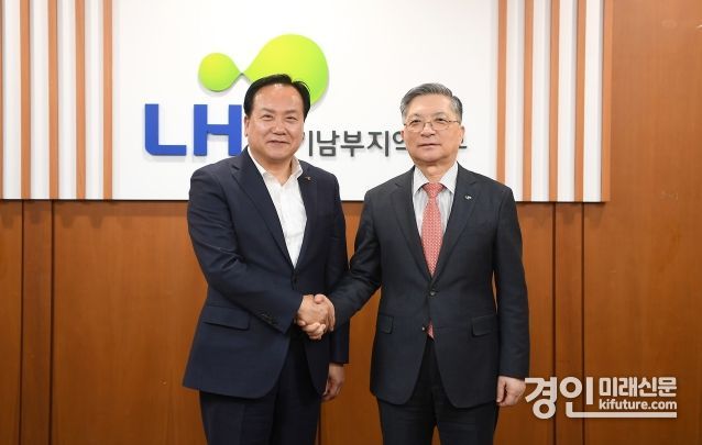 이권재 오산시장(왼쪽)이 이한준 한국토지주택공사 사장과 악수를 하고 있다. <사진=오산시>