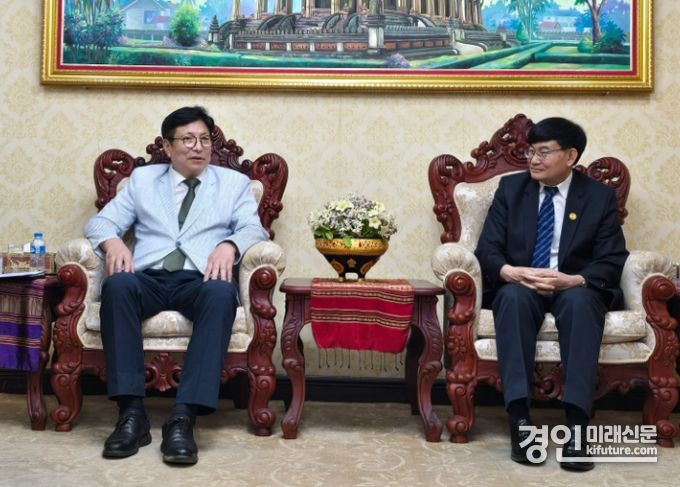 도성훈 인천시교육감(왼쪽)이 풋 시말라봉 라오스 교육체육부장관과 담소를 나누고 있다. <사진=인천시교육청>