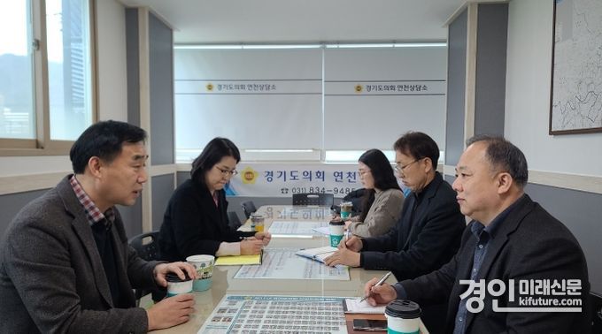 윤종영 도의원이 연천군 관내 폐교 활용에 대해 관계자들과 논의하고 있다. <사진=경기도의회>