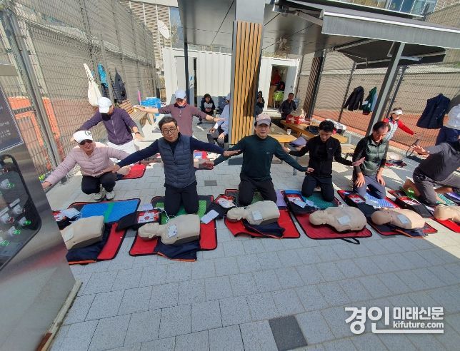 의왕도시공사가 테니스장 자동심장충격기(AED)를 설치하고 사용법 교육을 실시하고 있다. <사지니=의왕도시공사>