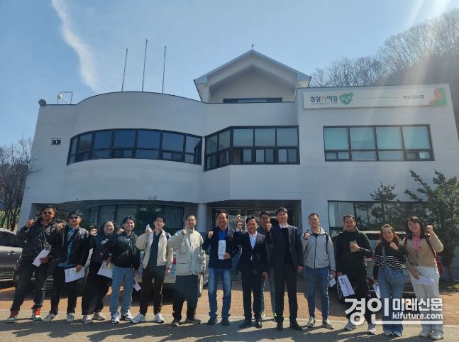 태국 고도정수처리시설 관계자들이 남양주시 화도정수장을 견학하고 기념촬영을 하고 있다. <사진=남양주시>