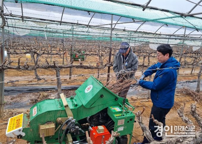 정명근 화성시장(오른쪽)이 영농부산물을 파쇄하고 있다. <사진=화성시>