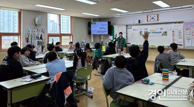 화성시가 탄소중립 실천 위한 2024년 찾아가는 기후환경교육을 진행하고 있다. <사진=화성시>
