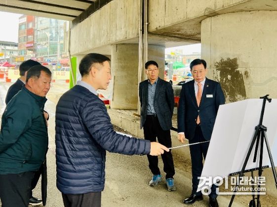 전진선 양평군수(오른쪽 1번째)가 전선지중화·가로환경정비사업 현장에서 관계자의 셜명을 듣고 있다. <사진=양평군> 