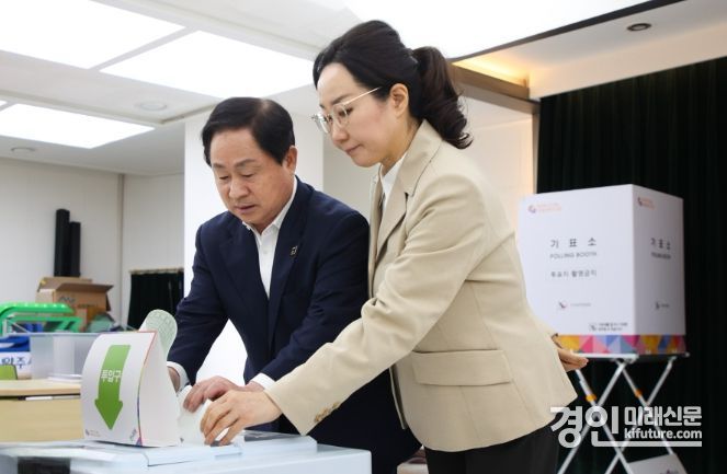 주광덕 남양주시장(왼쪽)이 아내 박주영 여사와 함께 금곡동 사전투표소를 찾아 한 표를 행사하고 있다. <사진=남양주시>