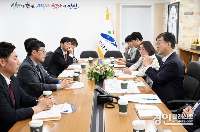 안산시는 지난 9일 안산시청 시장실에서 안산교육지원청 관계자들과 안산 맞춤형 직업교육 혁신지구 조성 추진을 위한 간담회를 진행하고 있다. <사진=안산시>