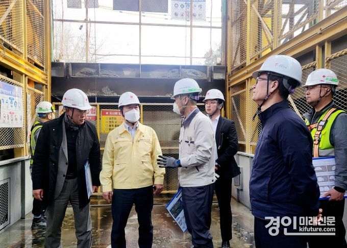 박승원 광명시장은 지난 11일 오후 생생소통현장 일환으로 신안산선 복선전철 학온역 공사 현장을 방문해 운영 현황을 점검하고 현장 애로사항을 청취하고 있다. <사진=광명시>
