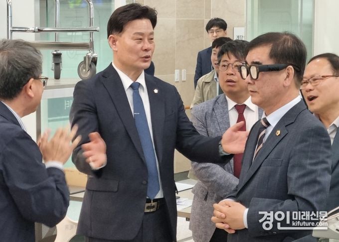 경기도의회 복지위 위원들이 '장애인의 날' 기념 장애체험을 실시하고 있다 .<사진=경기도의회>