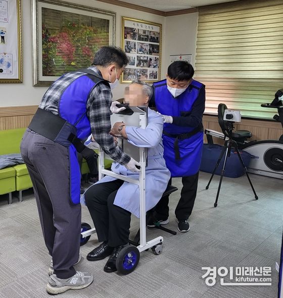 인천시 관계자가 이동검진을 실시하고 있다. <사진=인천시>