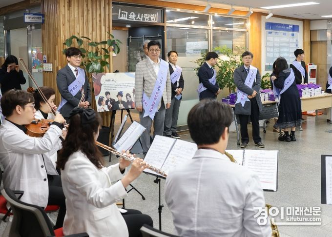 인천광역시교육청이 제44회 장애인의날을 맞아 '출근길 공감 음악회'를 열고 있다. <사진=인천시교육청>