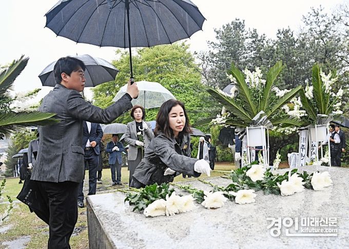 김경희 화성시의회 의장이 헌화하고 있다. <사진=화성시의회>