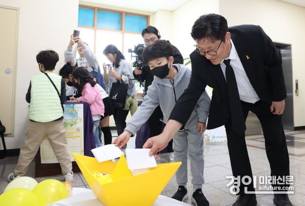 도성훈 인천광역시교육감(오른쪽)이 세월호 참사 10주기 추모 행사에 참여하고 있다. <사진=인천시교육청>