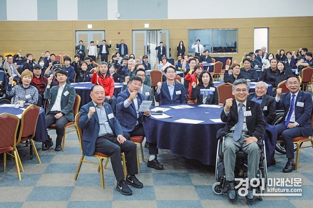 경기도 장애인 체육대회 출전 결단식에서 관계자들이 기념촬영을 하고 있다. <사진=화성시의회>