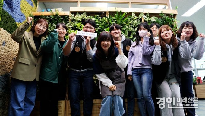 배우 최강희가 기념촬영을 하고 있다. <사진=경기도>
