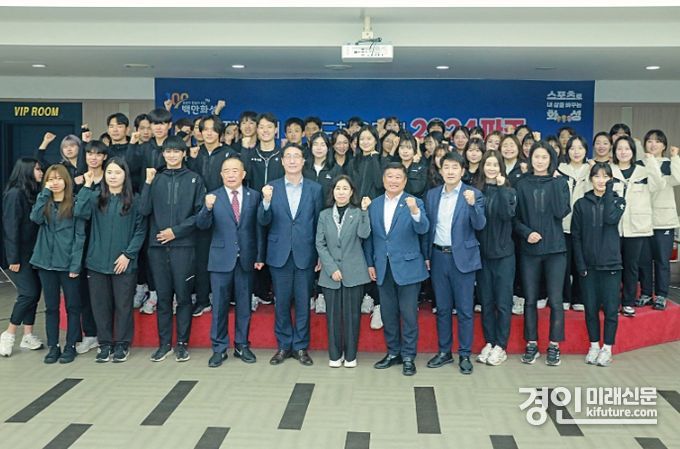 화성시의회가 제70회 경기도 체육대회 화성시 선수단 결단식에서 기념촬영을 하고 있다. <사진=화성시의회>