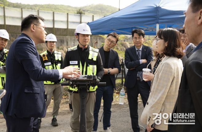 의왕시가 지하시설물 전산화 사업 합동점검을 실시하고 있다. <사진=의왕시>