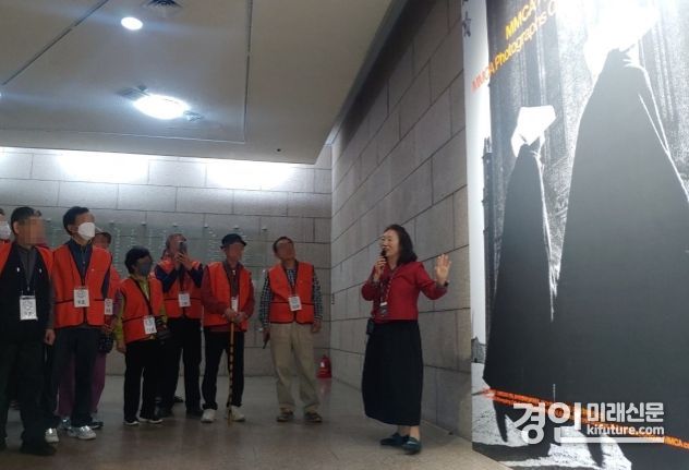 안양시 동안치매안심센터가 치매 어르신을 모시고 미술관나들이를 하고 있다. <사진=안양시>