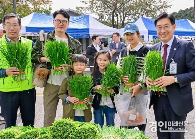 전진선 양평군수(오른쪽)이 부추축제에서 시민들과 함께하고 있다. <사진=양평군>