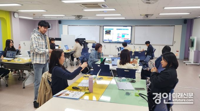 인천광역시교육청교육과학정보원이 놀며 배우는 코딩메이커 교사 직무연수를 실시하고 있다. <사진=인천시교육청>
