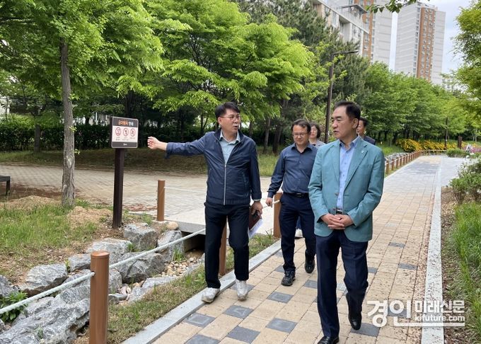 평택시 관계자들이 스마트 그린도시 조성사업 현장을 둘러보고 있다. <사진=평택시>