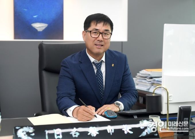 크리스토퍼 오산지부 정운규 회장이 오산시 1일 명예시장으로 위촉된 가운데 업무를 보고 있다. <사진=오산시> 
