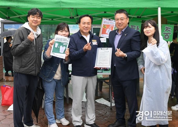 이권재 오산시장(가운데)이 1회용품 없는 나눔장터에서 시민들과 함께하고 있다. <사진-=오산시>