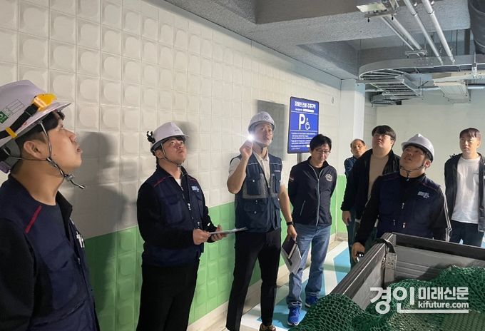 시흥도시공사 관계자들이 ‘은계어울림센터-2’ 합동 안전점검을 실시하고 있다. <사진=시흥도시공사>